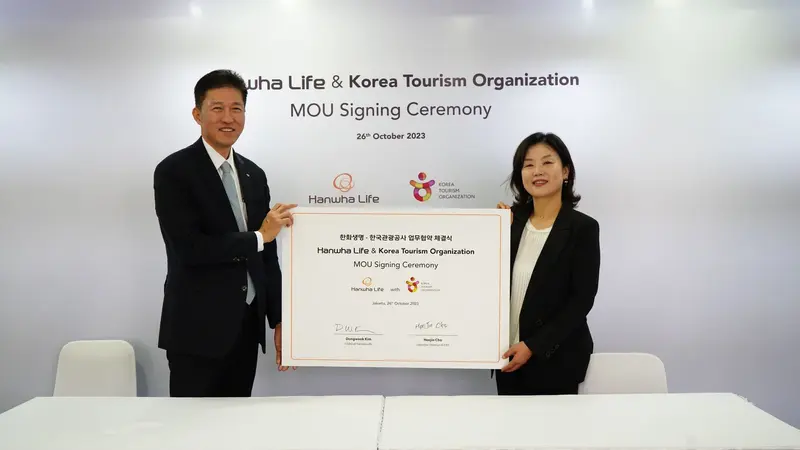 Kerja sama Hanwha Life dan KTO. Chief of Global Business Officer Hanwha Life Korea Kim Dong Wook (kiri) bersama Executive Director of Hallyu (Korean Wave) Contents Department KTO Cho Hee Jin (kanan). (Dok Hanwha)