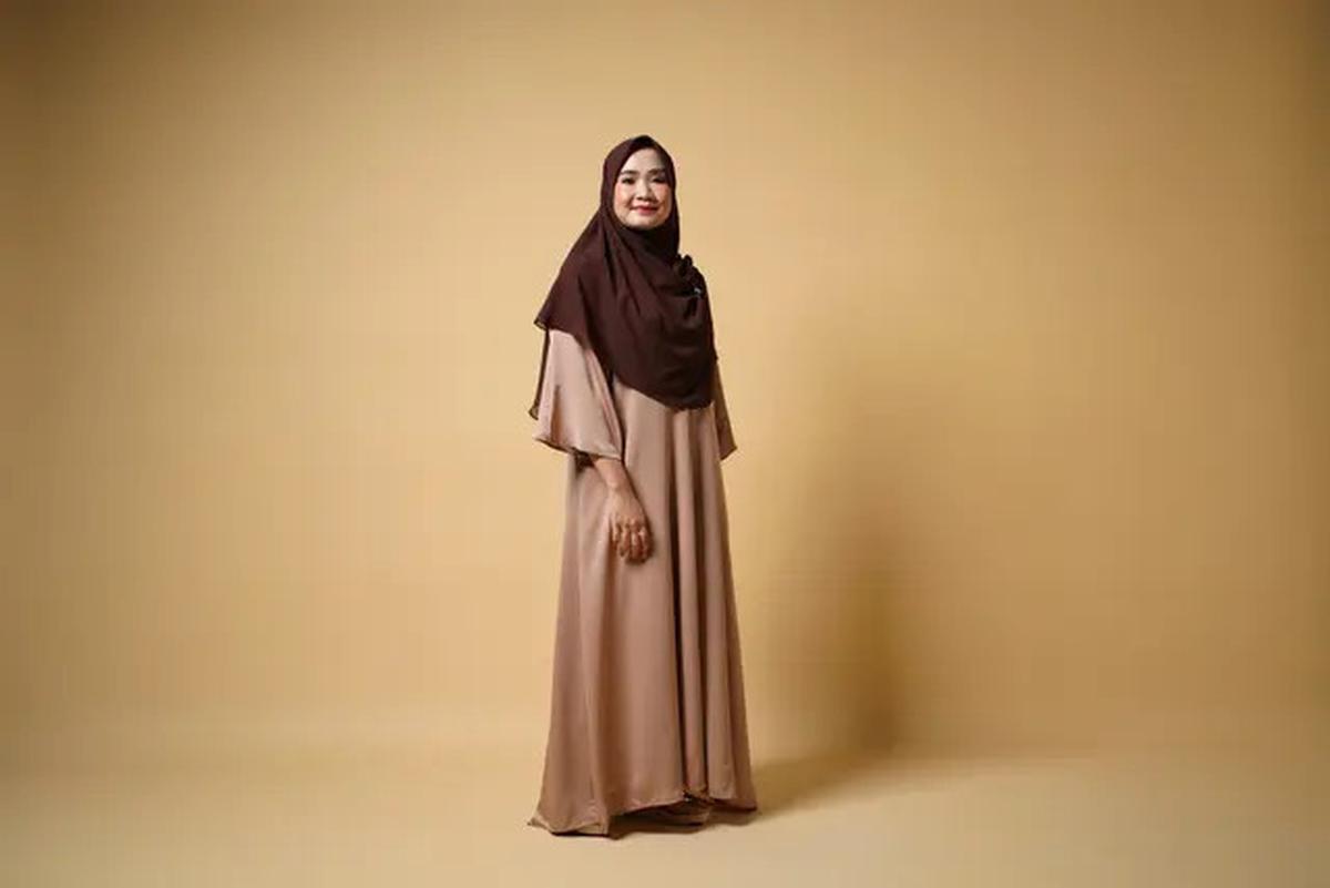 8 Model Gamis Terbaru untuk Usia 60-an, Tampil Modis dan Nyaman Sepanjang Hari