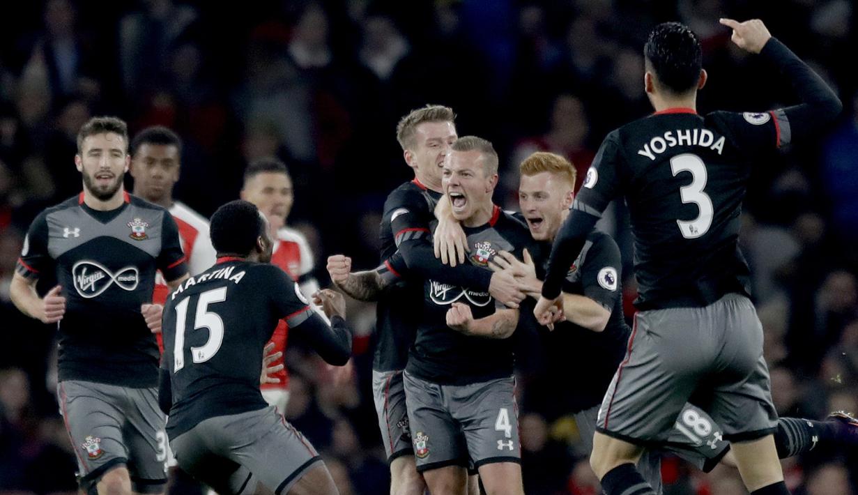 Pemain Southampton, Jordy Clasie (tengah) merayakan gol bersama rekan-rekannya saat melawan Arsenal pada laga Piala Liga Inggris 2016-2017 di Emirates Stadium, (30/11/2016). Arsenal kalah 0-2.  (AP/Matt Dunham)