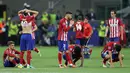 Ekspresi kekecewaan pemain Atletico usai Final Liga Champions 2015/2016 di Stadion San Siro, Milan, Minggu (29/5). Atletico harus mengubur mimpi mereka usai kalah 5-3 lewat adu pinalti dengan Real Madrid. (Reuters / Carl Recine)