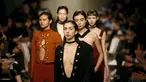 Sejumlah Model mengenakan busana desainer Carolina Machado untuk busana koleksi musim panas/dingin selama Lisbon Fashion Week , Portugal , 11 Maret 2016. (REUTERS / Rafael Marchante)