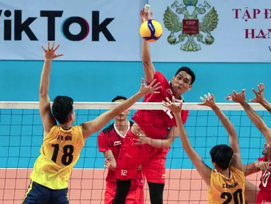 Pemain Timnas Voli Putra Indonesia, Rivan Nurmulki (tengah) melakukan spike pada laga final SEA Games 2021 melawan tuan rumah Vietnam yang berlangsung di Dai Yan Sports Arena, Quang Ninh Vietnam, Minggu, 22 Mei 2022. Skuat asuhan Jiang Jie berhasil menang telak dengan skor 3-0 (25-22, 25-18, dan 25-15). (Foto: Kemenpora/PP SIWO PWI/Erly Bahtiar)