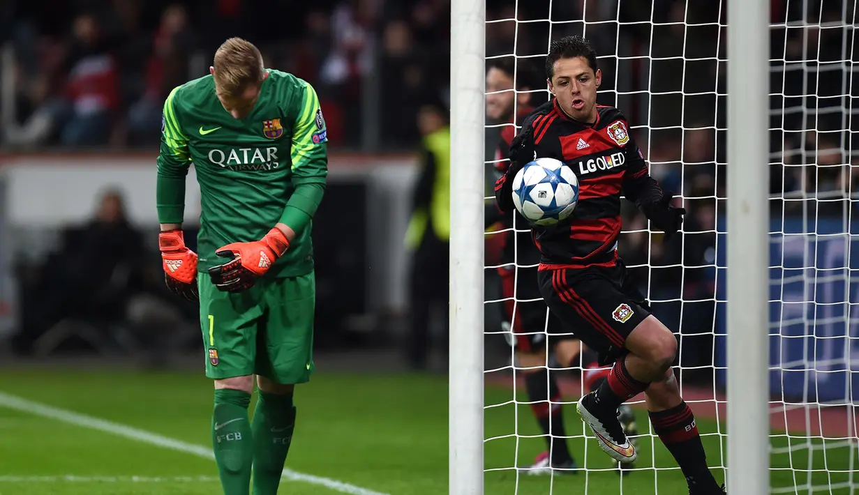 Pemain Bayer Leverkusen, Javier Hernandez usai cetak gol ke gawang kiper Barcelona, Marc-Andre Ter Stegen pada leg kedua grup E Liga Champions di Stadion Bay Arena, Laverkusen, Jerman, Kamis (10/12/2015) dini hari WIB.  (AFP Photo/Patrik Stollarz)