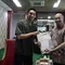 Kapten Timnas U-23 Rizky Ridho mendapat bonus dari kampusnya yang diserahkan langsung oleh Rektor Sukadiono. (Foto: UM Surabaya)