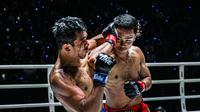 Superbon Singha Mawynn menjatuhkan Jo Nattawut lewat serangan sikut kilat di ONE Friday Fights 81. (Dok. ONE Championship)