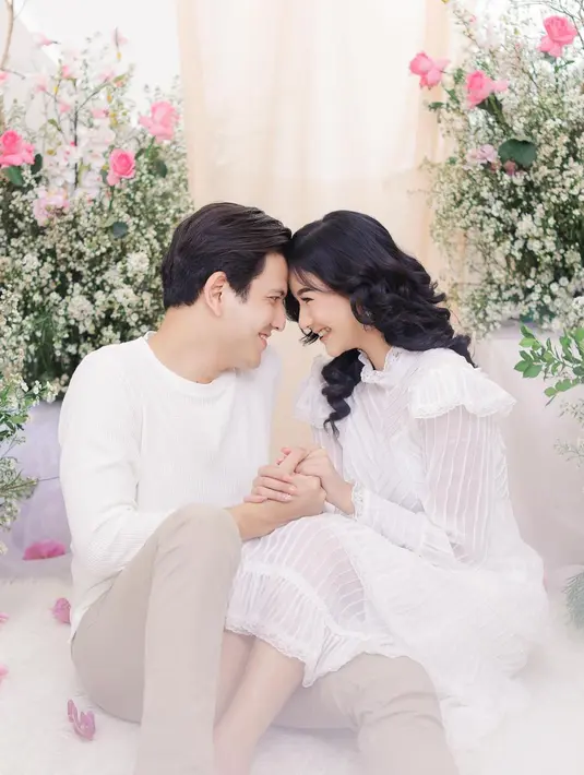 Sementara Rendi memakai atasan kaus lengan panjang dan celana panjang cokelat. [@fdphotography90]