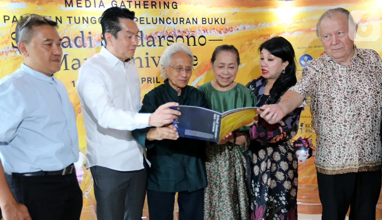 Pelukis Srihadi Soedarsono (ketiha kiri) Penulis Buku Man X Universe Farida Srihadi (keempat kiri) didampingi kurator dan pihak penyelenggara di sela-sela menjelang Pameran Tunggal dan Peluncuran Buku Srihadi Soedarsono - Man x Universe di Jakarta, Rabu (26/2/2020). (Liputan6.com/Fery Pradolo)