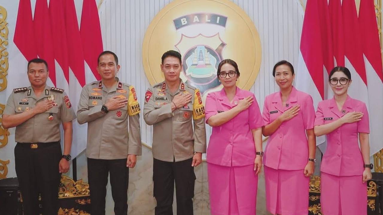Penuh Kebanggaan, Intip Penampilan Memikat Uut Permatasari Dampingi Suami Naik Pangkat Jadi Kombes Pol
