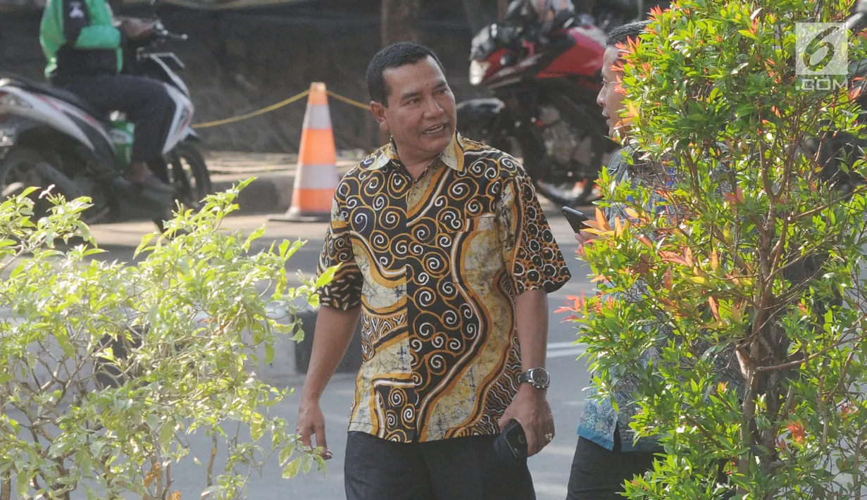 Mantan Kasatker SPAM Jambi Noftiman Nasir usai menjalani pemeriksaan oleh penyidik di Gedung KPK, Jakarta, Jumat (8/3). Noftiman diperiksa sebagai saksi untuk tersangka Anggiat Partunggul Nahot Simaremare. (merdeka.com/dwi narwoko)