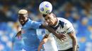 Penyerang Napoli, Victor Osimhen, berebut bola dengan bek Atalanta, Cristian Romero, pada laga lanjutan Liga Italia di Stadion San Paulo, Napoli, Sabtu (17/10/2020) malam WIB. Napoli menang 4-1 atas Atalanta.  (Alessandro Garofalo/LaPresse via AP)