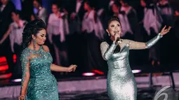 Krisdayanti dan Rossa ikut meramaikan HUT Indosiar ke-20, Studio Emtek City,   Jakarta, Minggu (11/1/2015). (Liputan6.com/Faizal Fanani)