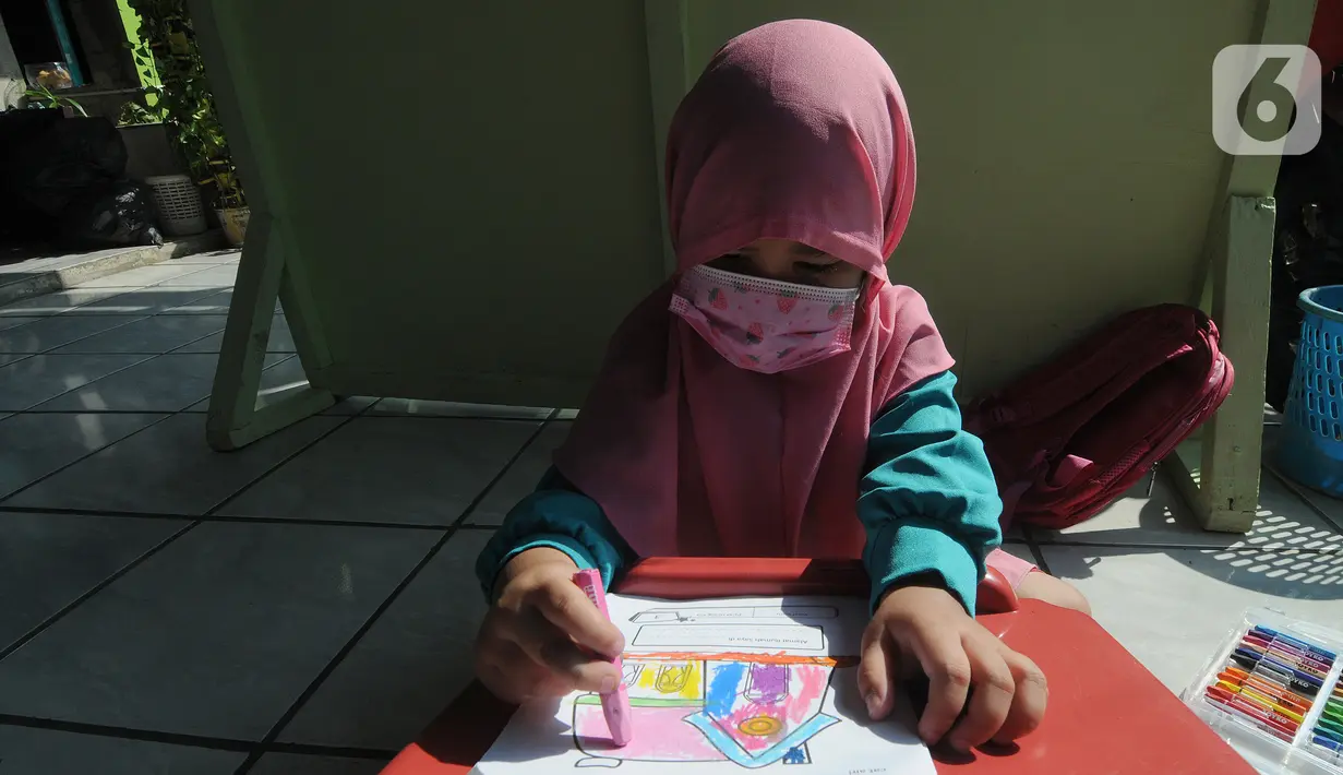 Seorang anak sedang menggambar di teras rumah seorang warga di Depok, Jawa Barat, Senin (16/8/2021). Beragam kegiatan seperti mengaji, menggambar, belajar mewarnai dan lain lain di masa pandemi dengan menerapkan prokes  ini dalam rangka mengisi waktu luang anak-anak. (merdeka.com/Arie Basuki)