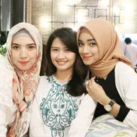 Tiara Sukmasari, Putri Muslimah Inspiring Beauty 2017, cantik memesona bersama teman-temannya. (Instagram @tiarassari)
