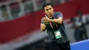 Pelatih kepala Timnas Indonesia U-17, Bima Sakti memberikan semangat kepada pemainnya saat menghadapi Timnas Ekuador U-17 pada laga pertama Grup A Piala Dunia U-17 di Stadion Gelora Bung Tomo, Surabaya, Jumat (10/11/2023) malam WIB. (Bola.com/Bagaskara Lazuardi)