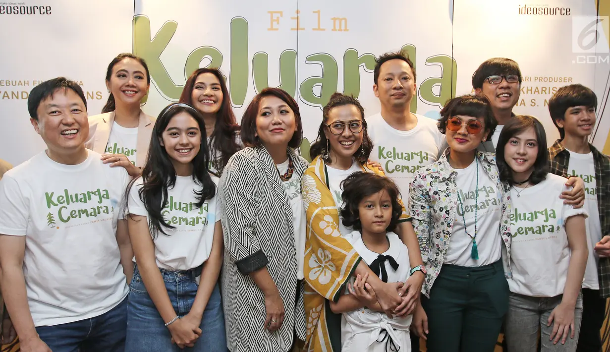 Sejumlah pemain film Keluarga Cemara berfoto bersama saat syukuran di kawasan Gunawarman, Jakarta, Kamis (4/1). Film ini diangkat dari sinetron Keluarga Cemara yang populer pada tahun 1990-an.  (Liputan6.com/Herman Zakharia)