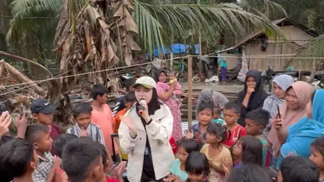Tampilan Modest Outdoor Tiara Andini Saat Kirim Bantuan Bencana ke Aceh, Padukan Hijab dengan Rompi Volunteer