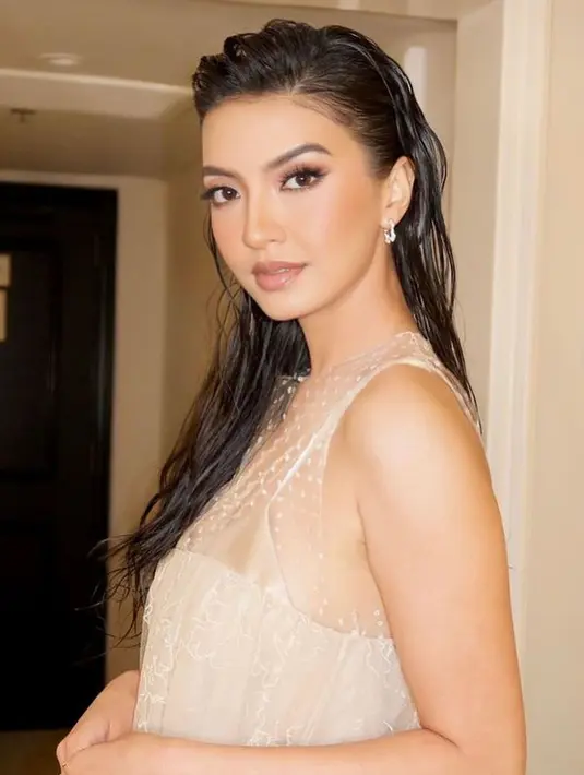 Rambut panjang Raline Shah ditata dengan gaya wet look untuk menunjang tampilan glamor [@ralineshah]