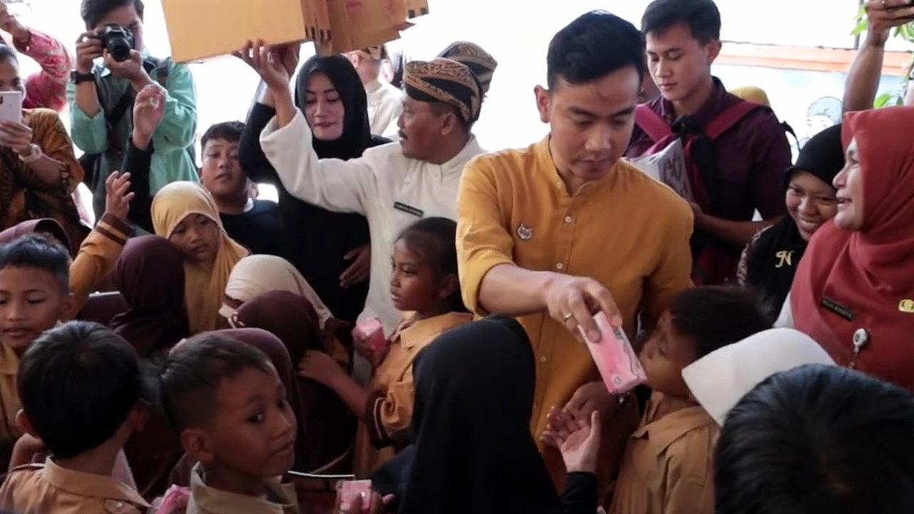 Gibran Bagi-Bagi Susu