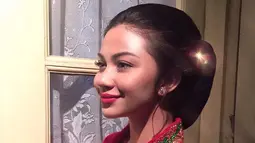 Aura kecantikan Ariel Tatum semakin terlihat saat mengenakan kebaya berwarna merah lengkap dengan tatanan gaya rambut sanggulnya. (Liputan6.com/IG/@arieltatum)