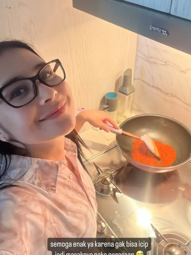 Serba Bisa, Ini 7 Potret Prilly Latuconsina Masak untuk Berbuka Puasa