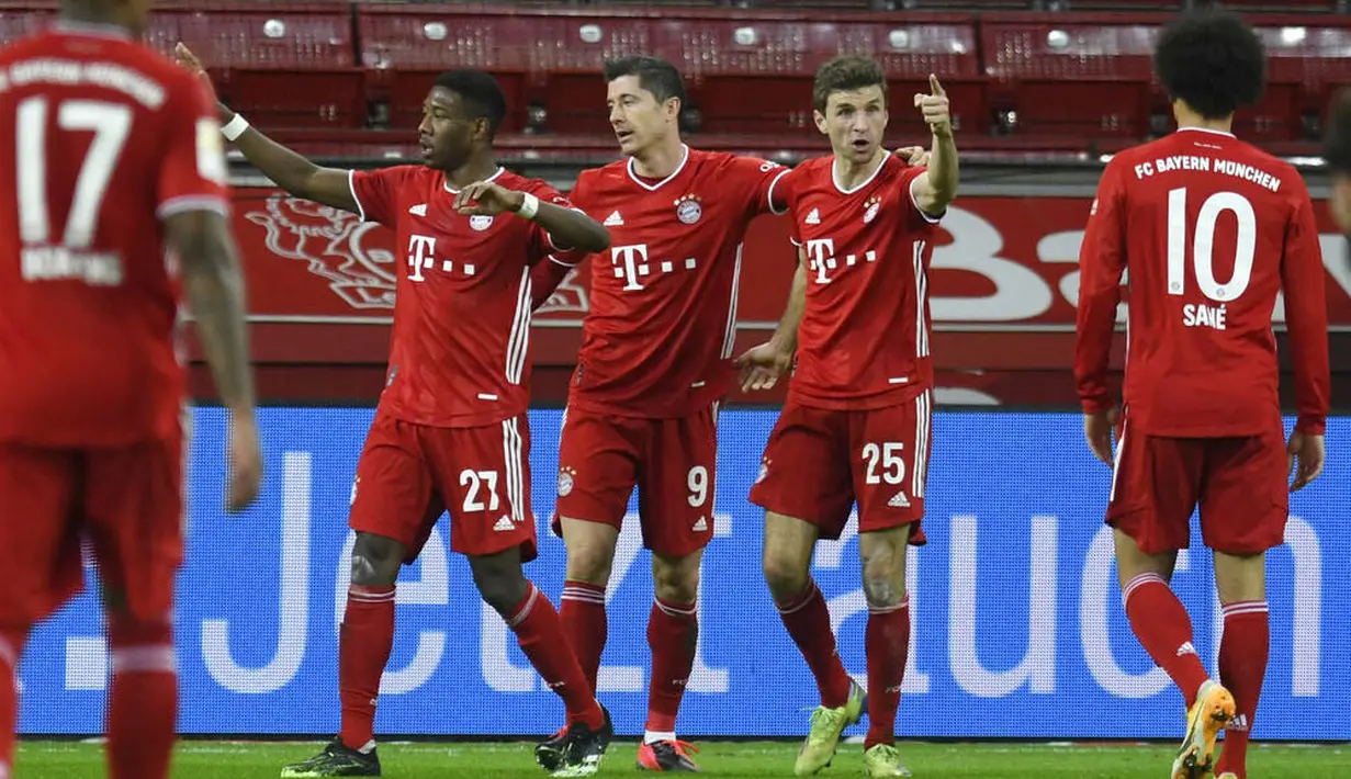 Para pemain Bayern Munchen merayakan gol yang dicetak oleh Robert Lewandowski ke gawang Bayer Leverkusen pada laga Bundesliga di Stadion BayArena, Minggu (20/12/2020). Bayern Munchen menang dengan skor 2-1. (Bernd Thissen/Pool Photo via AP)
