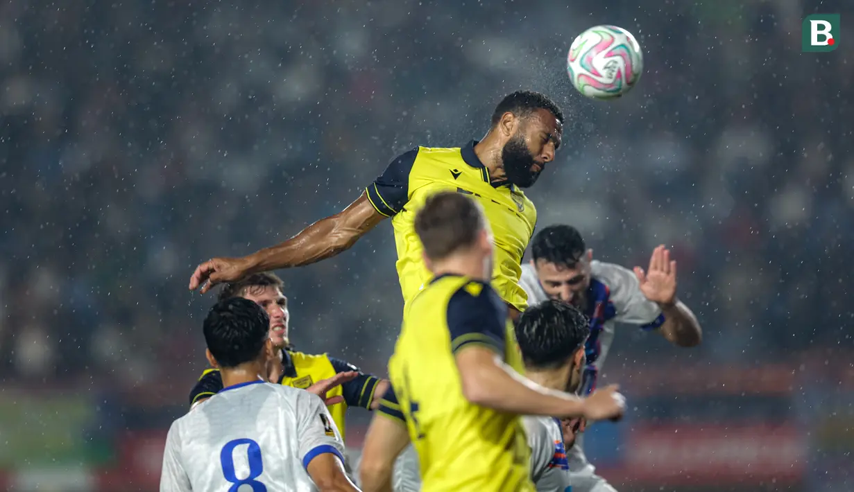 <p>Para pemain&nbsp;Oxford United dan&nbsp;Port FC berebut bola di udara pada final Piala Presiden 2025&nbsp;di Stadion Si Jalak Harupat, Kabupaten Bandung, pada Minggu (13/7/2025) malam WIB. (Bola.com/Bagaskara Lazuardi)</p>