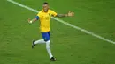 Pemain Brasil Neymar (10) merayakan kemenangannya setelah mencetak gawang kelima kalinya dalam adu penalti melewati kiper timnas Jerman, Timo Horn di partai final turnamen sepak bola Olimpiade Rio 2016 di Brasil (20/08) (REUTERS / Murad Sezer)  