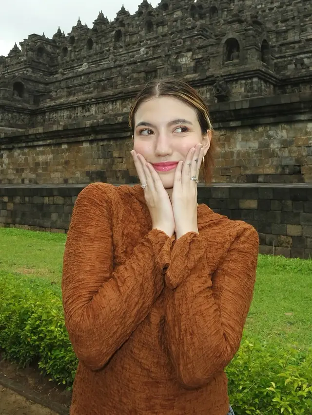 Liburan Bareng, Ini Potret Cassandra Lee dan Ryuken Lie Jalan-Jalan Ke Candi Borobudur