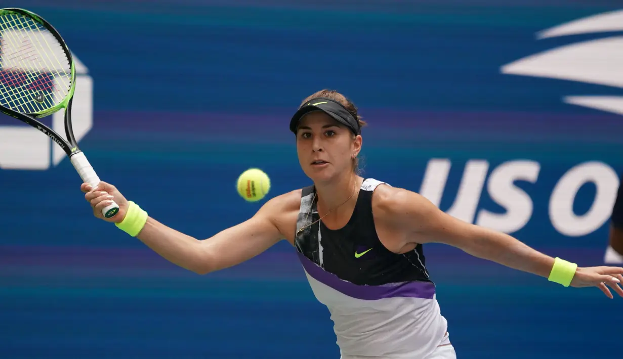 Petenis Swiss, Belinda Bencic berusaha melakukan pukulan ke arah petenis Kroasia, Donna Vekic pada perempat final AS Terbuka 2019 di Arthur Ashe Stadium, Rabu (4/9/2019). Ini pertama kalinya Belinda Bencic bisa melaju hingga semifinal AS Terbuka. (TIMOTHY A. CLARY / AFP)