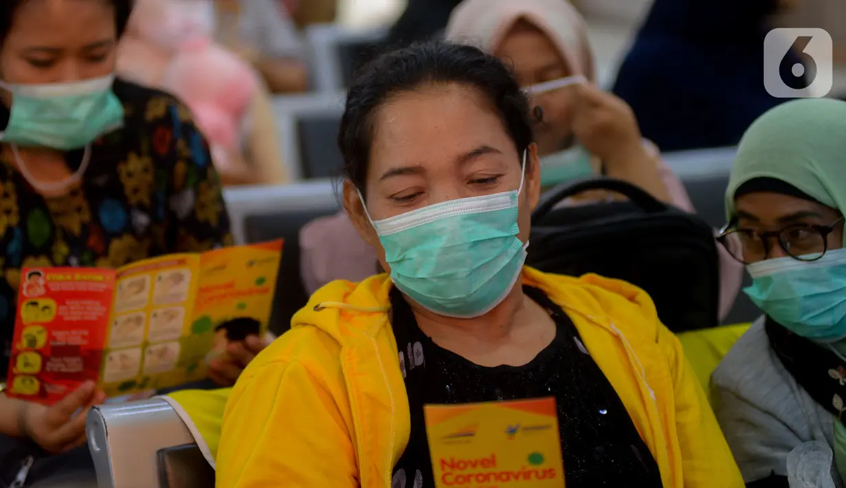 Calon penumpang mengenakan masker saat menunggu jadwal keberangkatan kereta di Stasiun Gambir, Jakarta Pusat, Jumat (31/01). Dalam rangka pencegahan Virus Corona, PT Kereta Api Indonesia (persero) melakukan sosialisasi kepada penumpang dengan membagi-bagikan masker. (merdeka.com/Imam Buhori)