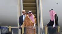 Raja Arab Saudi, Salman bin Abdul Aziz al Saud keluar dari pesawat, di Bandara Halim Perdanakusuma, Jakarta, Rabu (3/1). Rombongan Raja Salman tiba di Halim, untuk melakukan kunjungan kenegaraan di Indonesia pada 1-9 Maret 2017 (Liputan6.com/Fery Pradolo)