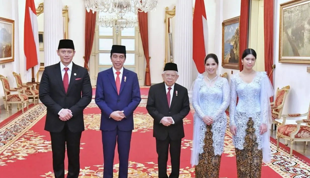 Bergaya dengan kebaya, Aira menambah aksen selendang untuk tampilan yang terlihat manis dan unik. [Foto: Annisa Yudhoyono]