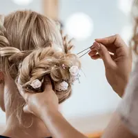 Ilustrasi Model Rambut Kepang Mahkota (photo by cookie_studio on freepik)