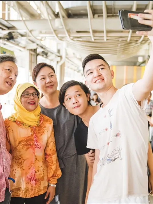  Ron, Ryan dan keluarga mengajak swafoto bersama Halimah Yacob. Pada perbincangan tersebut Ryan sedang menempu kuliah kedokteran di salah satu universitas di Singapura (07/9). (instagram.com/halimahyacob)
