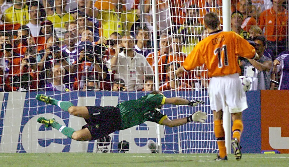 Semifinal Piala Dunia 1998. Laga semifinal Piala Dunia 1998 yang digelar di Prancis antara Brasil menghadapi Belanda (7/7/1998) harus diselesaikan dengan adu penalti setelah hingga babak perpanjangan waktu kedua tim bermain sama kuat 1-1. Brasil akhirnya lolos ke final usai menang adu penalti dengan skor 4-2. (AFP/Daniel Garcia)