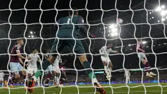 Pemain Liverpool Joel Matip (kedua kanan) menyundul bola dan mencetak gol kedua timnya saat melawan West Ham United pada pertandingan sepak bola Liga Inggris di London Stadium, London, Inggris, Rabu (26/4/2023). (AP Photo/Alastair Grant)