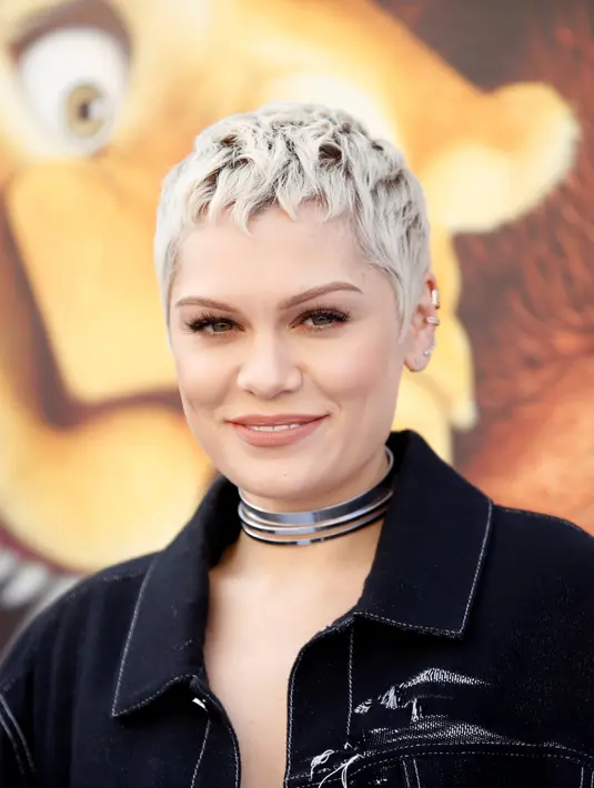 Penyanyi Jessie J tersenyum saat menghadiri pemutaran perdana film Ice Age: Collision Course di Fox Studios Lot, Los Angeles, AS, (16/7).  Jessie J mengisi suara untuk karakter binatang bernama Brooke. (REUTERS / Danny Moloshok)