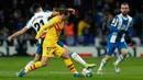 Penyerang Barcelona, Antoine Griezmann berebut bola dengan pemain Espanyol, Marc Roca pada pekan ke-19 La Liga di RCDE Stadium, Sabtu (4/1/2020). Hampir saja menang, Barcelona harus puas menerima hasil imbang 2-2 atas Espanyol. (AP/Joan Monfort)
