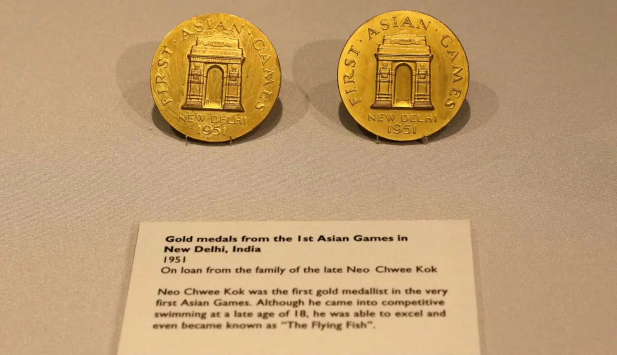 Medali emas Asian Games 1 New Delhi 1951 milik legenda renang Singapura, Neo Chwee Kok. di Museum Olah Raga Singapura. (Bola.com/Arief Bagus)