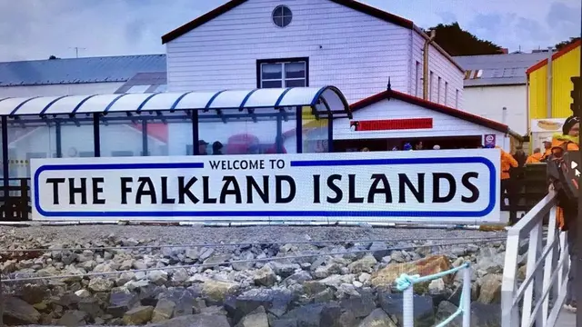 Kepulauan Falkland di Samudera Atlantik Selatan bagian dari Inggris dengan populasi Penguin dan Singa Laut