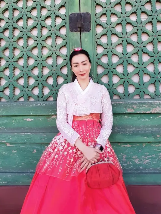 Bahkan untuk warna lipstik, rona nude bisa disebut sebagai warna favoritnya karena sering digunakan di segala kesempatan. (Foto: Instagram/ Susana.Rahardjo)