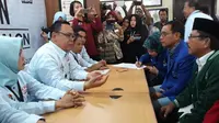 KPUD Sumut tolak berkas pendaftaran JR Saragih-Ance. (Liputan6.com/Reza Efendi)