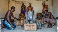 Pelaksanaan ritual tahunan voodoo di Benin, Afrika Barat, Minggu (10/1/2021). (dok. Yanick Folly / AFP)