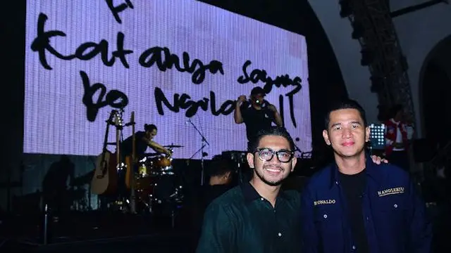 Reza Rizky Darmawan dan Rionaldo Putra dari atas stage Hangout Playlist Music Festival