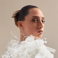 Tak hanya makeup, tatanan rambut pun memperkuat kesan clean dan rapi. Poni disisir sleek ke belakang dan diikat ekor kuda, namun dengan ujung yang ‘di-flip’ ke luar,  memberi nuansa retro 90-an yang kini kembali digemari Gen Z. Tampilannya seperti kombinasi feminin dan bold yang tetap wearable.