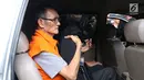 Mantan anggota DPRD Sumut 2009-2014, Elezaro Duha duduk di mobil tahanan usai menjalani pemeriksaan di Gedung KPK, Jakarta, Selasa (7/8). Elezaro Duha, tersangka penerima suap persetujuan LPJ Pemprov Sumut TA 2012-2014. (Liputan6.com/Helmi Fithriansyah)