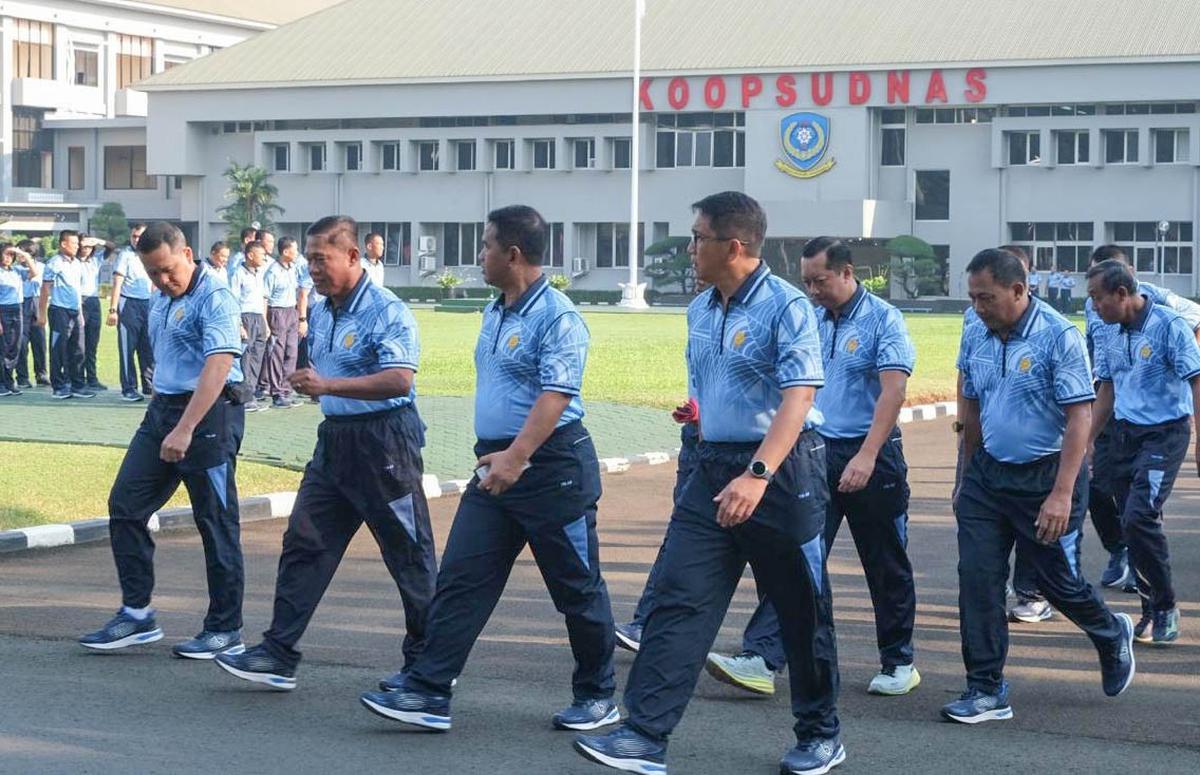 FOTO: Pangkoopsudnas Ajak Prajurit Jalan Sehat, Perkuat Kebugaran dan Soliditas
