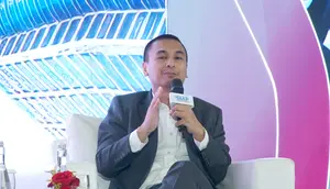 Raditya Dika Curhat Pesawat yang Ditumpanginya Harus Putar Balik Akibat Erupsi Anak Krakatau