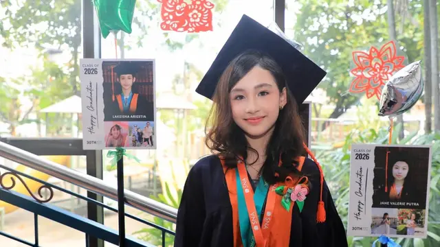 Lakeisha Dardak Putri Arumi Bachsin yang baru lulus SD.  [@arumibachsin_94]