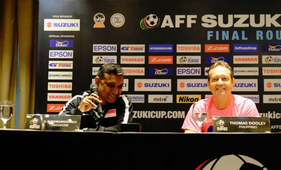 V. Sundramoorthy (pelatih timnas Singapura) dan Thomas Dooley (pelatih timnas Filipina). Kedua pelatih itu tak masalah timnya dianggap underdog di Grup A Piala AFF 2016. (Bola.com/AFF Suzuki Cup)